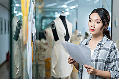 女生露胸APP：虚拟时尚冒险来袭：“女生露胸”APP走红，带你领略奇幻游戏魅力