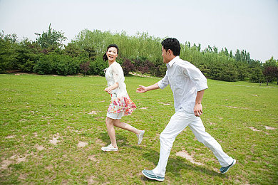 juⅠiaann群战黑人：游戏社交新风向：juⅠiaann群战热潮席卷黑人玩家，社交新趋势引关注
