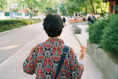 炕上与亲女乱婬：沉浸温馨亲情互动：揭秘“炕上亲女”游戏体验魅力