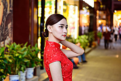 娜美裸乳被爆 白浆的图片：游戏女神娜美不雅照事件发酵，网络暴力与隐私泄露引关注-2