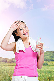 男女打扑克剧烈摇床：激情摇床，互动扑克新体验，共享团队凝聚力-2