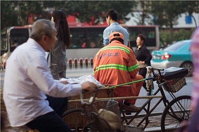 刷子刷女班长脚心：青春校园温馨记，关爱瞬间传千古