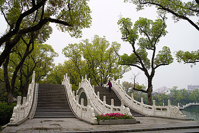 跪在女同学胯下用嘴接尿：校园禁忌揭秘：压力下的无奈选择与道德反思-2