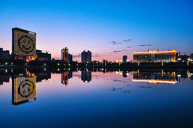 天天干夜夜夜：揭秘电竞深夜狂欢：千亿市场背后的健康与梦想冲突-2