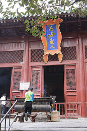 老师蹭在桌角上自慰：探寻心灵迷宫：揭秘成人心理的虚拟奇遇之旅-2