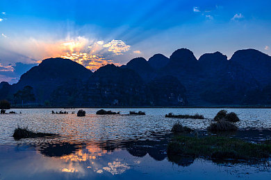 夜里十大直播：夜幕降临，十大游戏直播盛宴点燃电竞激情，揭秘游戏夜猫子的直播狂欢-2