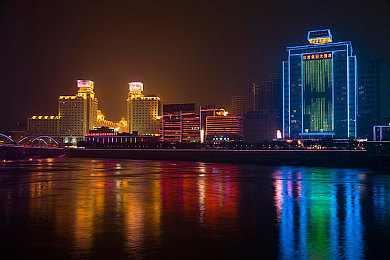 美式保罗美式保罗：足球传奇：揭秘美式球星崛起之路，感受球场巨星震撼瞬间-1