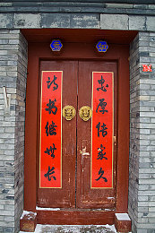 黄色打扑克：“扑克乐章，温馨交友，畅享趣味时光”-1