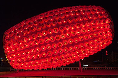 五六个变态拿羽毛玩弄她的尿孔：都市阴影：羽毛阴影下的尊严守护-3