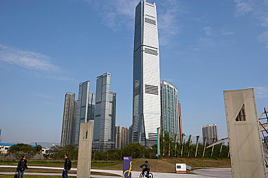 三上悠亚师生恋电影：禁忌之恋引发伦理风暴：师生恋电影引热议，社会价值观再思考