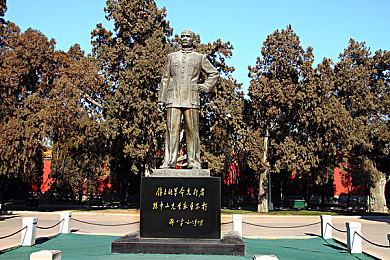 迪丽热巴被 到喷白浆：当红女星迪丽热巴拍摄现场意外，白浆喷洒事件引发热议，坚强应对赢网友点赞