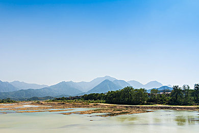 WW久久：探寻传奇魅力：游戏《巅峰荣耀》诠释虚拟世界友情与团队精神