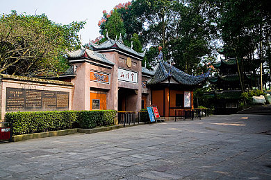 男生和女生一起差差差轮滑：青春飞扬，轮滑赛场展性别魅力：友谊见证下的速度激情-3