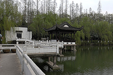 蓝色衣服坐在沙发上数钱：财富幻境：蓝色沙发上的梦想之旅-2