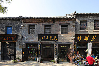 触手怪入美女：惊悚游戏揭秘：触手怪物惊扰美女角色，揭秘惊悚瞬间背后的游戏魅力-4