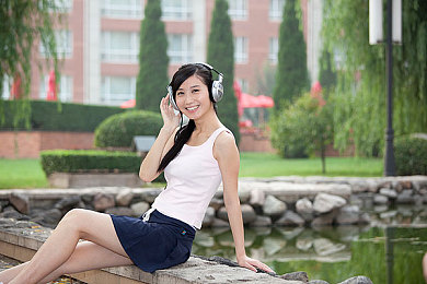 乌克兰摘花业余摘花视频：春意盎然乌克兰，花海中共享欢乐时光-1