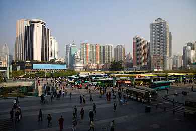 9分10秒落地窗帘撞玻璃视频：高空窗帘惊险坠落，9分钟视频曝光安全隐患，网友热议安全问题