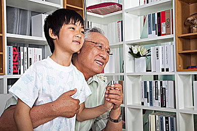 spanking打板子外网免费：趣味无限，轻松点击：揭秘全球热门“板击”乐园-1