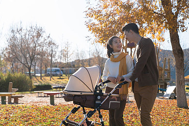 说服娇妻第一次3p成功的经历：探索婚姻新境界：夫妻携手尝试3P，情感升华惊喜连连-3