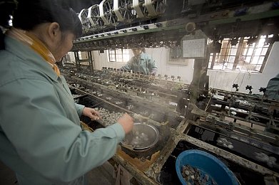 黄色标志的软件下载安装：软件隐私安全引关注：揭秘下载安装风险，共建网络安全环境
