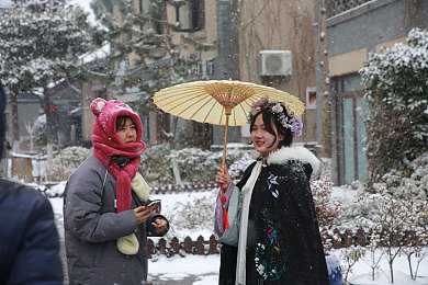 荒野乱斗女角色脸红翻白眼流口水：荒野笑颜：趣味瞬间揭秘，角色魅力大放异彩-1