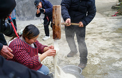 欧美少妇在厨房：厨房魔法师：欧美温馨时光里的味蕾盛宴-2