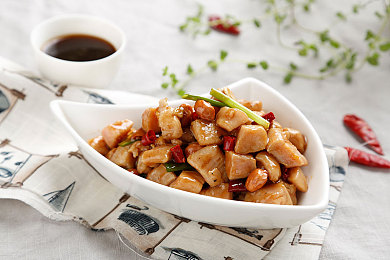 老师穿黑色双开旗袍搭配图片：校园旗袍佳丽，传承传统韵味，引发网友热议-4