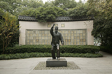 丁香花四月激动婷婷五月天：春意盎然，花海飘香，共赴城市美好时光