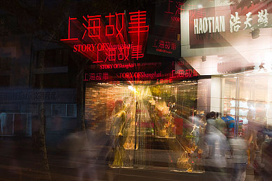 黄三色香港哪三色颜色搭配图片：时尚穿梭，香港街头黄蓝绿彩绘新风尚-3