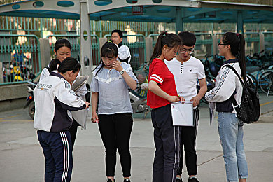 羽毛挠女同学乳尖到崩溃：轻触欢乐，羽毛挠笑狂欢之旅-5